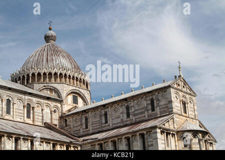 PISA, ITALIEN, 15. September 2015 : das Herz der Piazza del Duomo von Pisa ist der Dom, die mittelalterliche Kathedrale der Erzdiözese Pisa, mit dem Titel Stockfoto