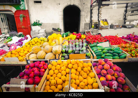 Lokaler Markt greengrocery Food miles Früchte und Gemüse Regale Stockfoto