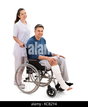 Portrait einer jungen Frau Krankenschwester mit Behinderten männlichen Patienten im Rollstuhl Stockfoto