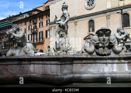 Fontana del Moro (der Moorbrunnen) wurde ursprünglich 1575 von Giacomo della Porta mit dem Delfin und vier Tritonen entworfen. Im Jahr 1653, die Statue von Stockfoto