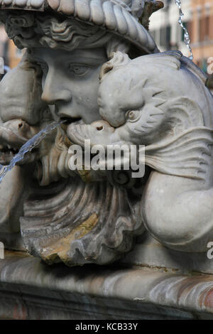 Fontana del Moro (der Moorbrunnen) wurde ursprünglich 1575 von Giacomo della Porta mit dem Delfin und vier Tritonen entworfen. Im Jahr 1653, die Statue von Stockfoto