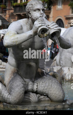 Fontana del Moro (der Moorbrunnen) wurde ursprünglich 1575 von Giacomo della Porta mit dem Delfin und vier Tritonen entworfen. Im Jahr 1653, die Statue von Stockfoto