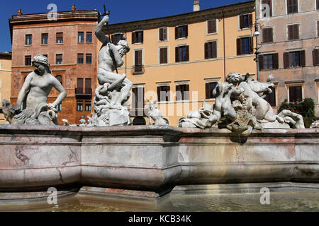 Der Bassinbereich der Fontana del Nettuno wurde 1574 von Giacomo della Porta entworfen und 1878 von Antonio della Bitta fertiggestellt, der die neue Fontana del Nettuno hinzufügte Stockfoto