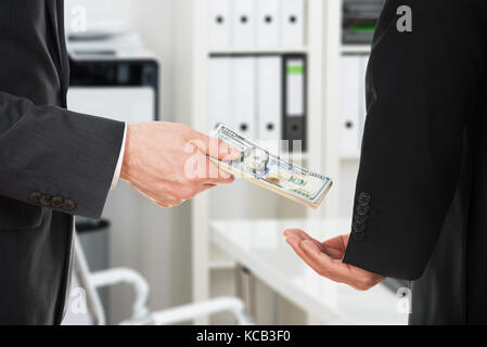 Nahaufnahme einer Geschäftsmann unter Bestechung im Amt Stockfoto