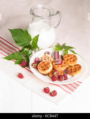 Himbeere, Milch in einem Glas und Cookies Stockfoto