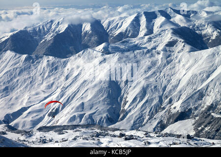 Paragliding bei Schnee Berge über Ski Resort. Kaukasus Berge im Winter. Georgien, Region Gudauri. Stockfoto