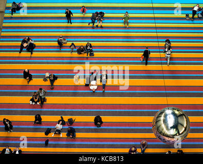 Riesige Kunstinstallation auf dem Spielplatz in der Tate Modern Art Gallery Stockfoto