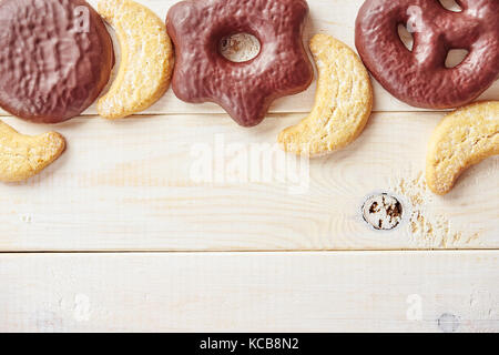 Blick von oben auf die Lebkuchen cookies und vanillekipferl oder Weihnachten kifli populär in Österreich. Kopieren Sie Platz Stockfoto