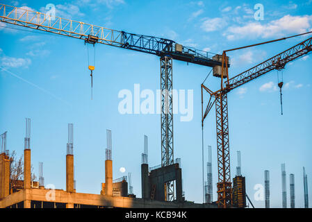 Zwei Turmdrehkrane auf einer Baustelle Stockfoto