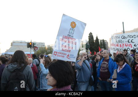 Athen, Griechenland. 03 Okt, 2017. Griechische Linke in Athen zur Unterstützung der Referendum in Katalonien zeigen und gegen den Angriff der spanischen Polizei während der Abstimmung in Katalonien. Credit: George Panagakis/Pacific Press/Alamy leben Nachrichten Stockfoto