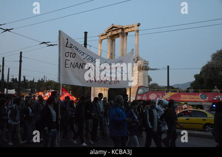 Athen, Griechenland. 03 Okt, 2017. Griechische Linke in Athen zur Unterstützung der Referendum in Katalonien zeigen und gegen den Angriff der spanischen Polizei während der Abstimmung in Katalonien. Credit: George Panagakis/Pacific Press/Alamy leben Nachrichten Stockfoto