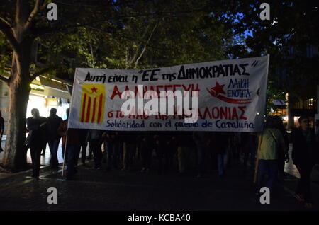 Athen, Griechenland. 03 Okt, 2017. Griechische Linke in Athen zur Unterstützung der Referendum in Katalonien zeigen und gegen den Angriff der spanischen Polizei während der Abstimmung in Katalonien. Credit: George Panagakis/Pacific Press/Alamy leben Nachrichten Stockfoto