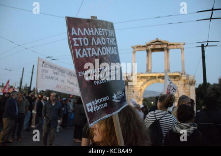 Athen, Griechenland. 03 Okt, 2017. Griechische Linke in Athen zur Unterstützung der Referendum in Katalonien zeigen und gegen den Angriff der spanischen Polizei während der Abstimmung in Katalonien. Credit: George Panagakis/Pacific Press/Alamy leben Nachrichten Stockfoto