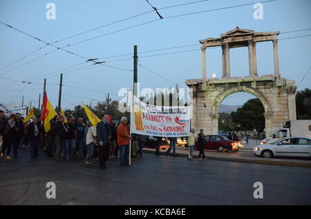 Athen, Griechenland. 03 Okt, 2017. Griechische Linke in Athen zur Unterstützung der Referendum in Katalonien zeigen und gegen den Angriff der spanischen Polizei während der Abstimmung in Katalonien. Credit: George Panagakis/Pacific Press/Alamy leben Nachrichten Stockfoto