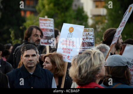 Athen, Griechenland. 03 Okt, 2017. Griechische Linke in Athen zur Unterstützung der Referendum in Katalonien zeigen und gegen den Angriff der spanischen Polizei während der Abstimmung in Katalonien. Credit: George Panagakis/Pacific Press/Alamy leben Nachrichten Stockfoto