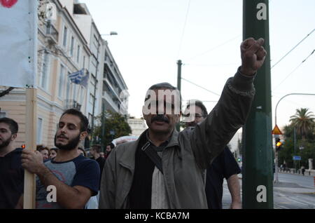 Athen, Griechenland. 03 Okt, 2017. Griechische Linke in Athen zur Unterstützung der Referendum in Katalonien zeigen und gegen den Angriff der spanischen Polizei während der Abstimmung in Katalonien. Credit: George Panagakis/Pacific Press/Alamy leben Nachrichten Stockfoto