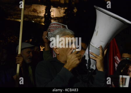 Athen, Griechenland. 03 Okt, 2017. Griechische Linke in Athen zur Unterstützung der Referendum in Katalonien zeigen und gegen den Angriff der spanischen Polizei während der Abstimmung in Katalonien. Credit: George Panagakis/Pacific Press/Alamy leben Nachrichten Stockfoto