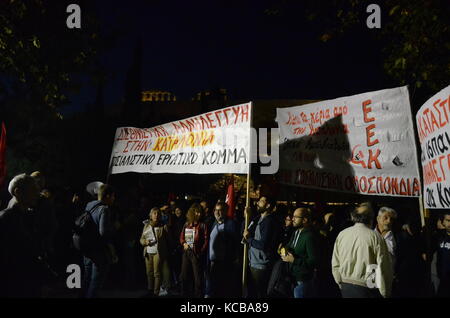 Athen, Griechenland. 03 Okt, 2017. Griechische Linke in Athen zur Unterstützung der Referendum in Katalonien zeigen und gegen den Angriff der spanischen Polizei während der Abstimmung in Katalonien. Credit: George Panagakis/Pacific Press/Alamy leben Nachrichten Stockfoto