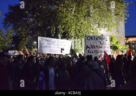 Athen, Griechenland. 03 Okt, 2017. Griechische Linke in Athen zur Unterstützung der Referendum in Katalonien zeigen und gegen den Angriff der spanischen Polizei während der Abstimmung in Katalonien. Credit: George Panagakis/Pacific Press/Alamy leben Nachrichten Stockfoto