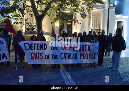 Athen, Griechenland. 03 Okt, 2017. Griechische Linke in Athen zur Unterstützung der Referendum in Katalonien zeigen und gegen den Angriff der spanischen Polizei während der Abstimmung in Katalonien. Credit: George Panagakis/Pacific Press/Alamy leben Nachrichten Stockfoto
