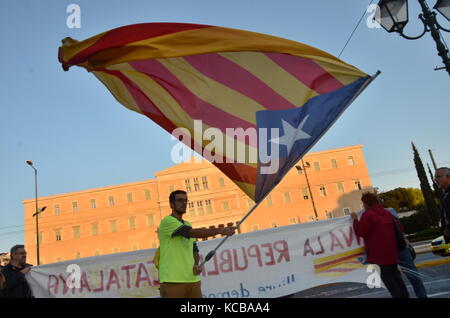 Athen, Griechenland. 03 Okt, 2017. Ein Demonstrator Wellen eine Flagge von Katalonien am Syntagma Platz. Griechische Linke in Athen zur Unterstützung der Referendum in Katalonien zeigen und gegen den Angriff der spanischen Polizei während der Abstimmung in Katalonien. Credit: George Panagakis/Pacific Press/Alamy leben Nachrichten Stockfoto
