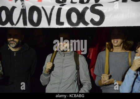 Athen, Griechenland. 03 Okt, 2017. Griechische Linke in Athen zur Unterstützung der Referendum in Katalonien zeigen und gegen den Angriff der spanischen Polizei während der Abstimmung in Katalonien. Credit: George Panagakis/Pacific Press/Alamy leben Nachrichten Stockfoto