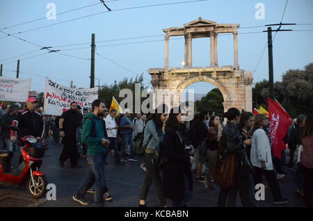Athen, Griechenland. 03 Okt, 2017. Griechische Linke in Athen zur Unterstützung der Referendum in Katalonien zeigen und gegen den Angriff der spanischen Polizei während der Abstimmung in Katalonien. Credit: George Panagakis/Pacific Press/Alamy leben Nachrichten Stockfoto