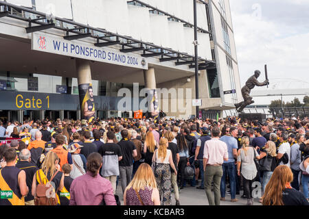 Fans außerhalb der MCG, Melbourne Cricket Ground, Victoria, Australien. Stockfoto