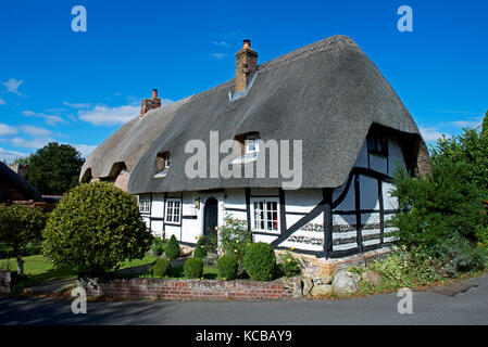 Reetdachhaus in dem Dorf Boxford, Berkshire, England Großbritannien Stockfoto