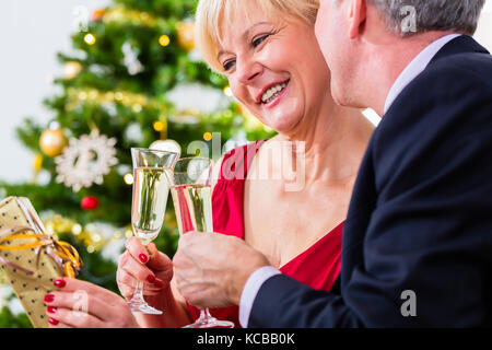 Senior paar Weihnachten feiern mit Champagner Stockfoto