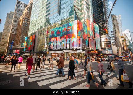 Werbung für den Film der Warner Bros Pictures' 'Blade Runner 2049' ist in Times Square in New York am Donnerstag, 28. September 2017 gesehen. Der Film ist eine Fortsetzung der 1982 Original statt dreißig Jahre später mit Ryan Gosling und Harrison Ford, der seine Rolle reprisen als ehemalige "Blade Runner" Rick Deckard. Der Film ist für die Veröffentlichung vom 6. Oktober 2017 geplant. (© Richard B. Levine) Stockfoto