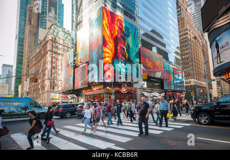 Werbung für den Film der Warner Bros Pictures' 'Blade Runner 2049' ist in Times Square in New York am Donnerstag, 28. September 2017 gesehen. Der Film ist eine Fortsetzung der 1982 Original statt dreißig Jahre später mit Ryan Gosling und Harrison Ford, der seine Rolle reprisen als ehemalige "Blade Runner" Rick Deckard. Der Film ist für die Veröffentlichung vom 6. Oktober 2017 geplant. (© Richard B. Levine) Stockfoto