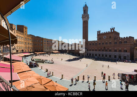 Siena, Provinz Siena, Toskana, Italien. Der Palazzo Pubblico und dem Torre del Mangia auf der Piazza del Campo gesehen. Das historische Zentrum von Siena Stockfoto