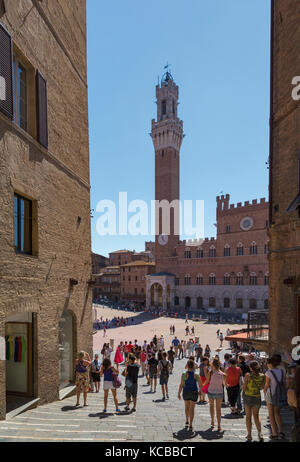 Siena, Provinz Siena, Toskana, Italien. Der Palazzo Pubblico und dem Torre del Mangia auf der Piazza del Campo gesehen. Das historische Zentrum von Siena Stockfoto