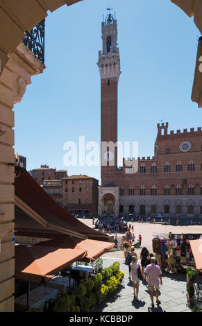 Siena, Provinz Siena, Toskana, Italien. Der Palazzo Pubblico mit dem Torre de Mangia gegenüber der Piazza del Campo. Das historische Zentrum von Siena Stockfoto