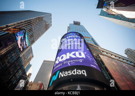 Der Bildschirm von der Nasdaq in New York zeigt die Werbung für den ersten Tag der Verkauf der Roku Börsengang am Donnerstag, 28. September 2017. Roku Aktien zum Preis von $ 14 die Bewertung der Unternehmen auf 1,3 Milliarden Dollar. Roku hat einen Anteil von 37 Prozent der US-amerikanischen Video streaming Markt vor ihren Wettbewerbern ist aber immer noch unrentabel. (© Richard B. Levine) Stockfoto