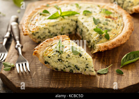 Spinat und Kraut Florentiner Quiche Stockfoto