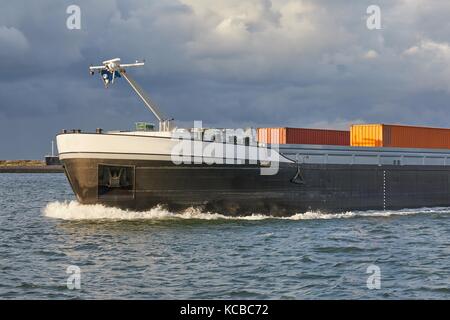 Industrielle Schiff auf dem Fluss Stockfoto