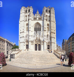 Saint-michel Kathedrale Gebäude in Brüssel am blauen Himmel Hintergrund. berühmte Ort von Brussel Saint-michel Kathedrale an einem sonnigen Tag. Stockfoto