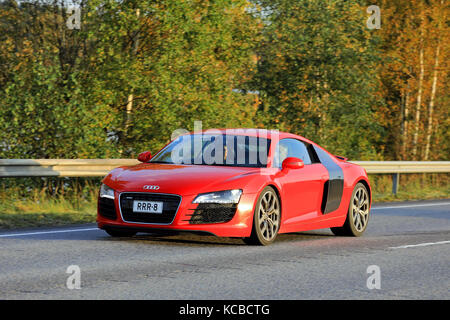 Jyvaskyla, Finnland - 23 September, 2017: schöne rote Audi R8 mit der Geschwindigkeit auf der Autobahn im Herbst. Stockfoto