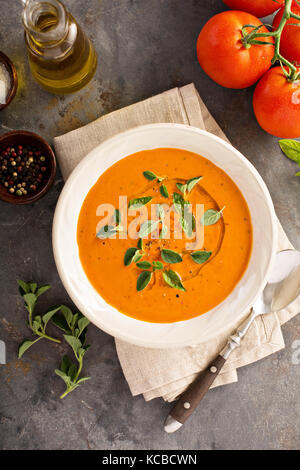 Tomatensuppe mit Olivenöl und Kräutern Stockfoto