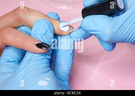 Frau Hände machen Sie sich keine Maniküre in Beautysalon. Stockfoto