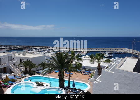 Blick über Puerto del Carmen, Lanzarote direkt am Meer und den Hafen. Stockfoto