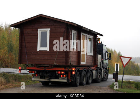 Salo, Finnland - 30. September 2017: holzhütte Transport von Volvo fm semi von Tauno salminen ky hält an Ertrag Zeichen vor der Eingabe Hauptstraße in einem fo Stockfoto