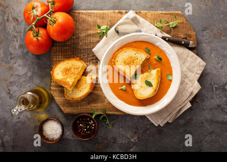Tomatensuppe mit gegrillten Käse Sandwiches Stockfoto