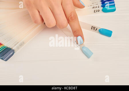 Zeigefinger Auswahl Farbe auf Nagel Palette. Stockfoto