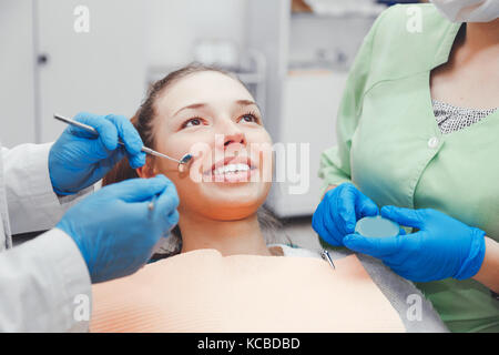 Das Mädchen mit einem wunderschönen Lächeln an der Rezeption beim Zahnarzt. Stockfoto