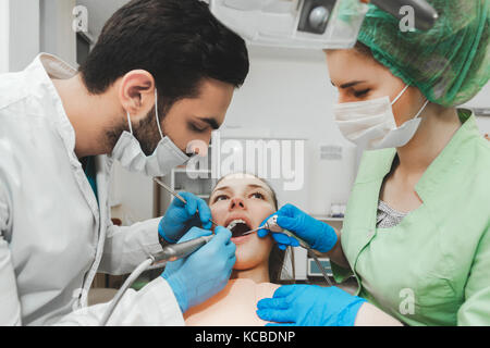 Junge talentierte Zahnarzt und Krankenschwester bei der Arbeit Stockfoto