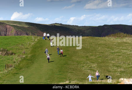 Pembrokeshire Coast Path zwischen Aufbau Kai und Barafundle Bucht in Pembrokeshire, West Wales, Großbritannien Stockfoto