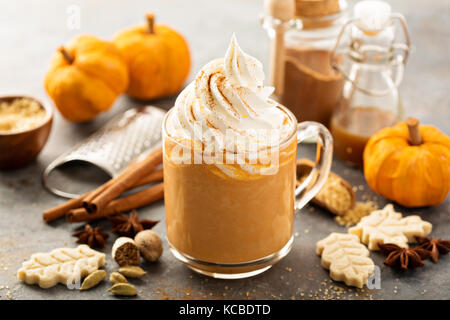 Pumpkin spice Latte in einem Glas mug Stockfoto